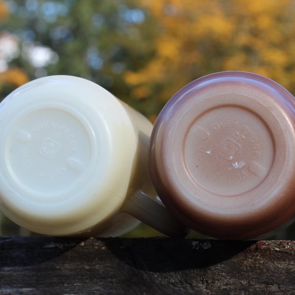 Fire King 1950s pair of mugs ~Burnt red ~ Off white~"D" handled for larger hands - Picture 2 of 5